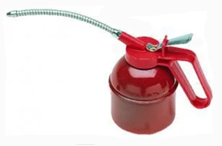 Стальная масленк для  принудительной смазки ,емкость 0,5 л. с гибкой трубкой. 005685