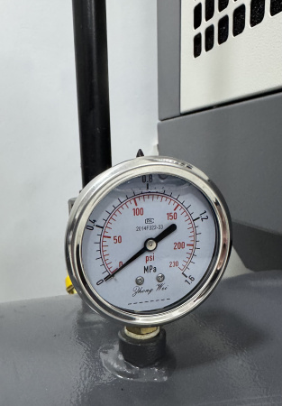 Винтовой компрессор с ресивером 200л, 10 бар, 2100л/мин, 15 кВт